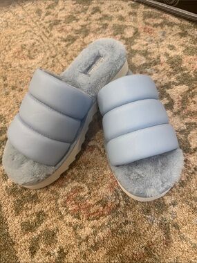 Koolaburra by UGG Brb  Blue Faux Fur Slide size 10 amazing shape cute an